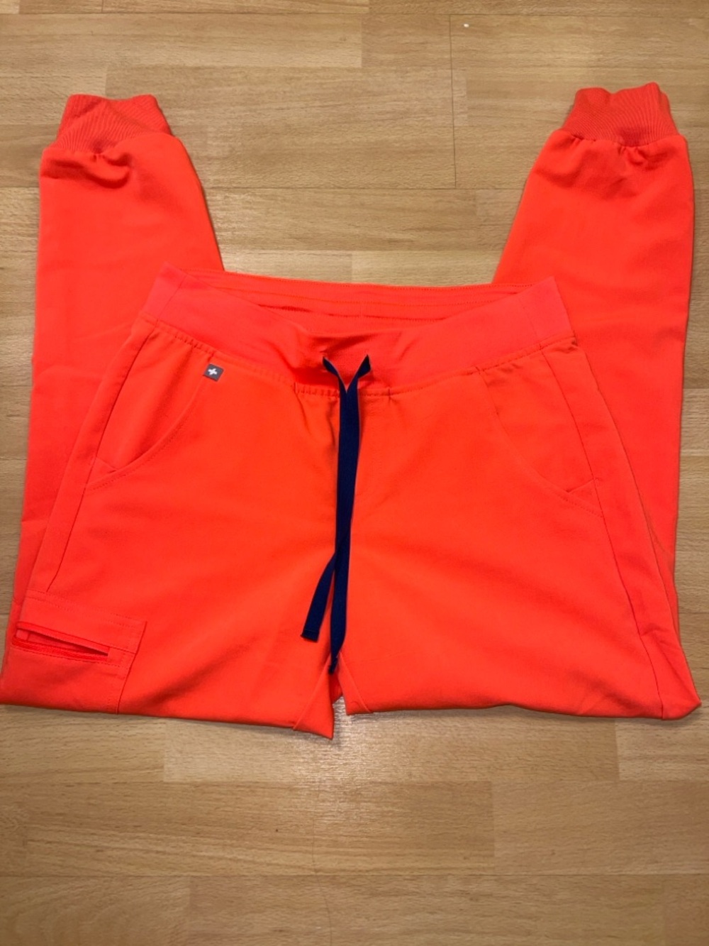 FIGS Catarina one pocket top, Zamora pants set - Picture 5 of 6